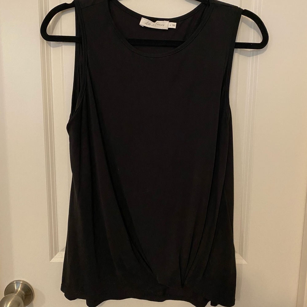 BLACK TANK W KNOTTED HEM GREAT FOR WORK
